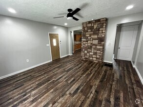 Building Photo - 106 S Oakley Ave