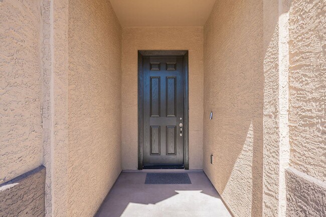 Building Photo - Pending/ Rented - Bright & Spacious 4-Bed ...