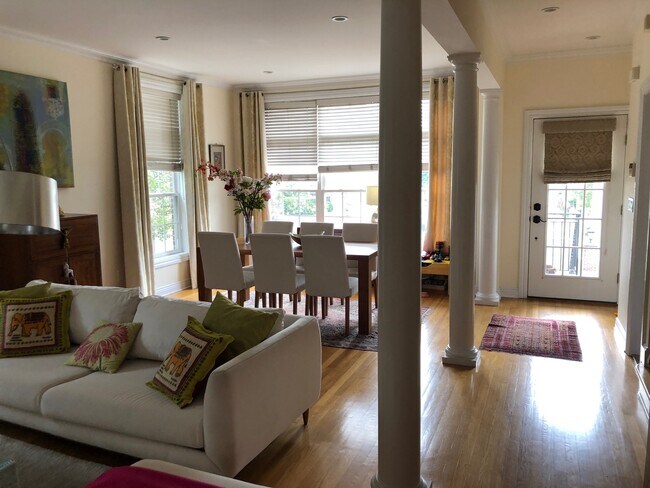 Building Photo - 3 Bedroom 2.5 Bath Townhouse in New Rochelle