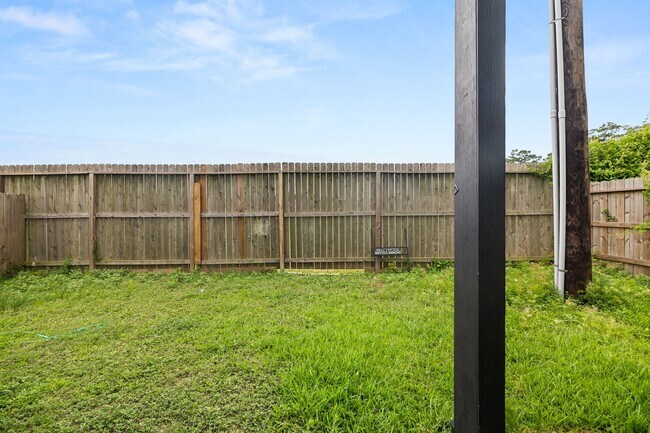 Foto del edificio - 8534 Woodlyn Rd