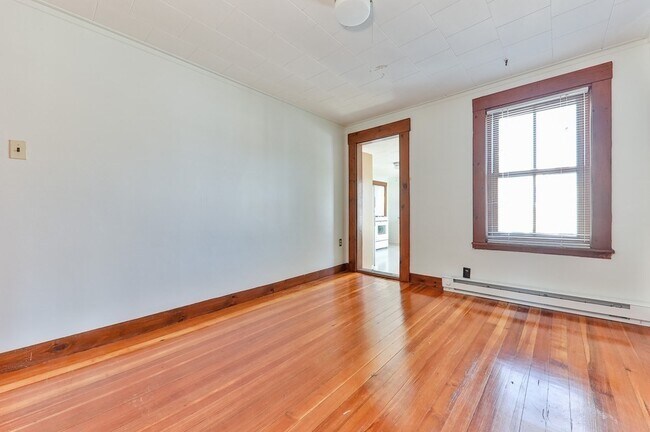 Building Photo - 443 W 4th St