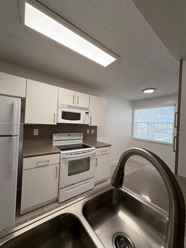 Foto del edificio - 4774 NW 97th Pl