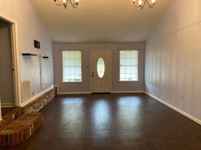 Building Photo - 610 Ogilsvie St