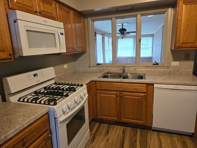 Building Photo - 448 Hubbard Ave