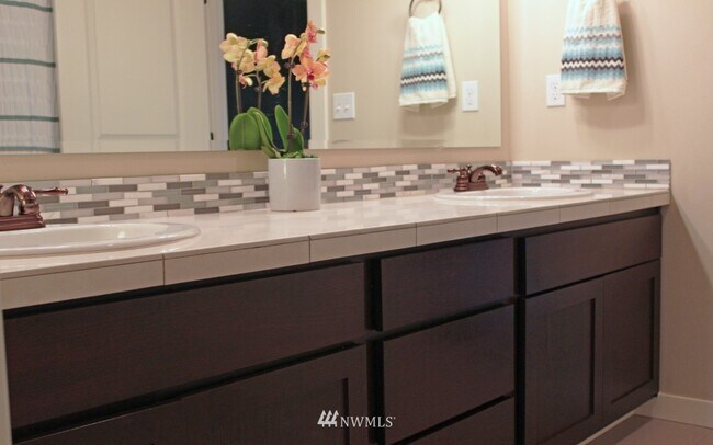 Building Photo - 5020 Delridge Way SW Unit A