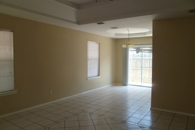 Building Photo - 1014 Stonehaven Blvd