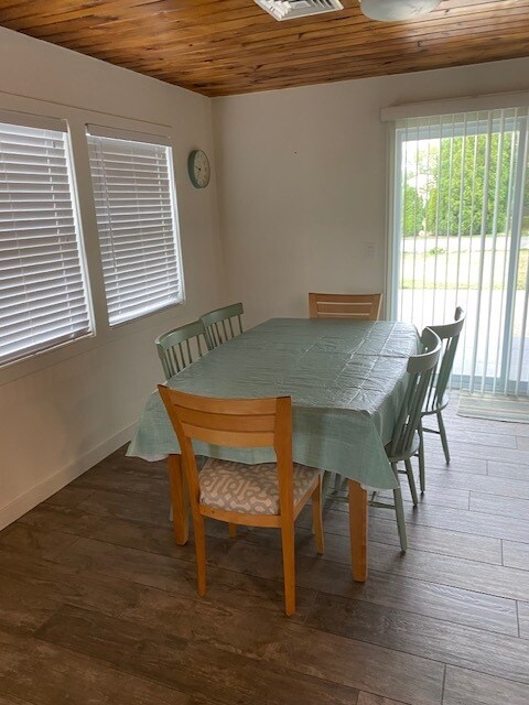 Seating for 6 - 7 Melville Ln