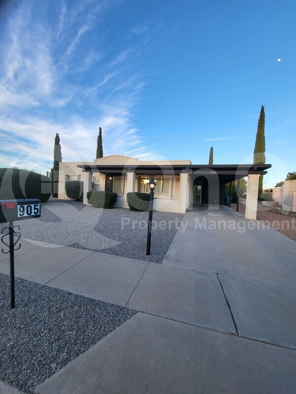 Building Photo - 905 S La Bellota