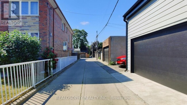 Building Photo - 449a Brock Ave