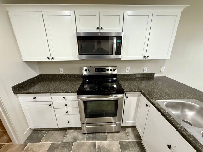 Foto del edificio - Beautifully Maintained 4/BD 2.5/BA Townhome