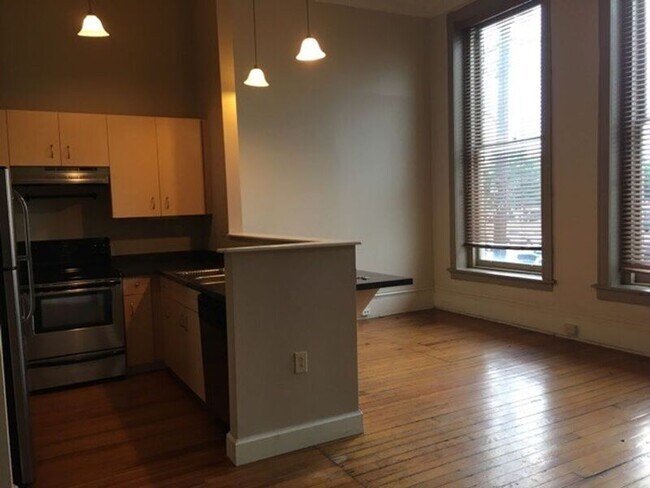 Building Photo - 121 W Broad St