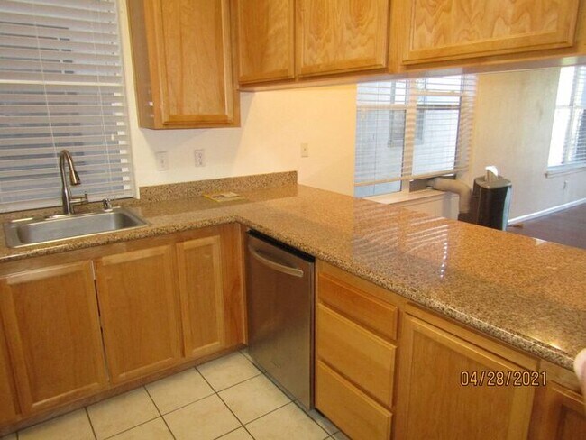 Foto del edificio - Fully updated 3 bedroom 2.5 bath close to ...