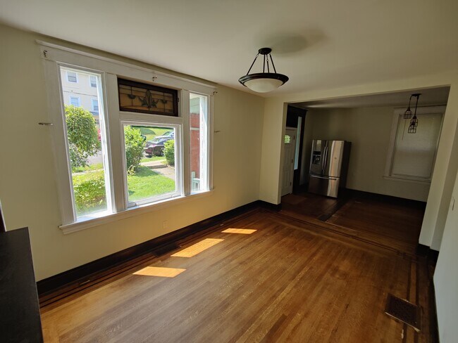 Sala de estar, área de cocina - 2000 Ryan Ave