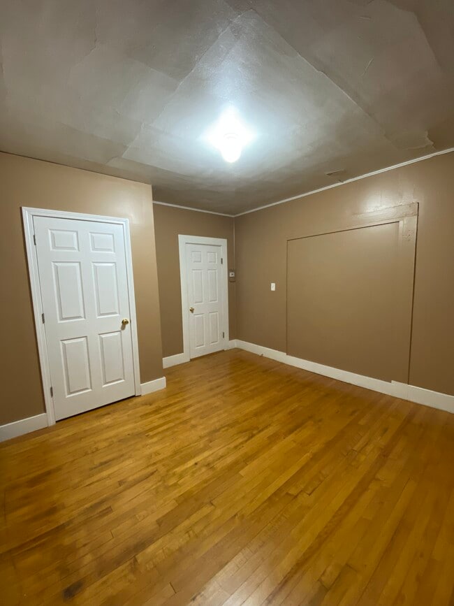 Building Photo - 527 Champlain St