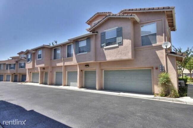Foto del edificio - 2 br, 2.5 bath Townhome - 549 MANHATTAN PL