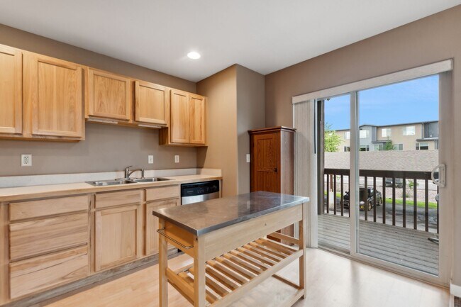 Building Photo - Bright Cheery Apartment