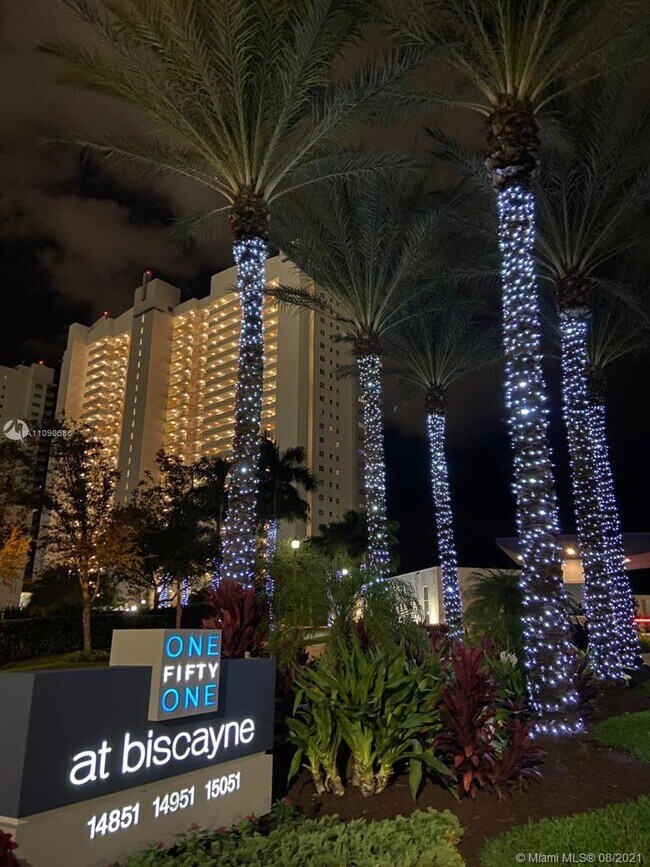 Foto del edificio - 14951 Royal Oaks Ln