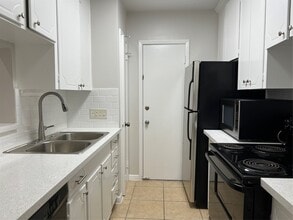Building Photo - 2824 Briarhurst Dr