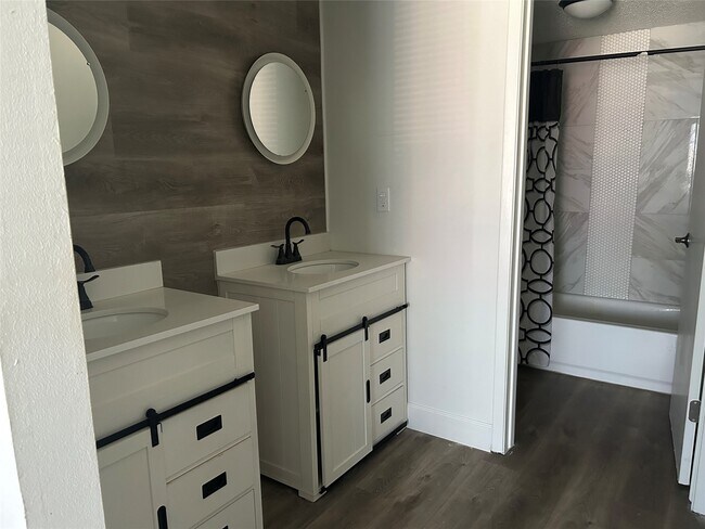 Foto del edificio - 6119 Dryad Dr