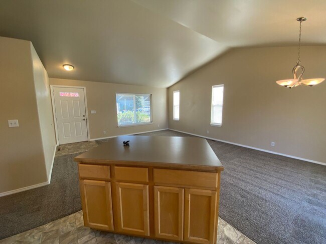 Building Photo - Beautiful Single-Level Home in Desirable NE Bend Community