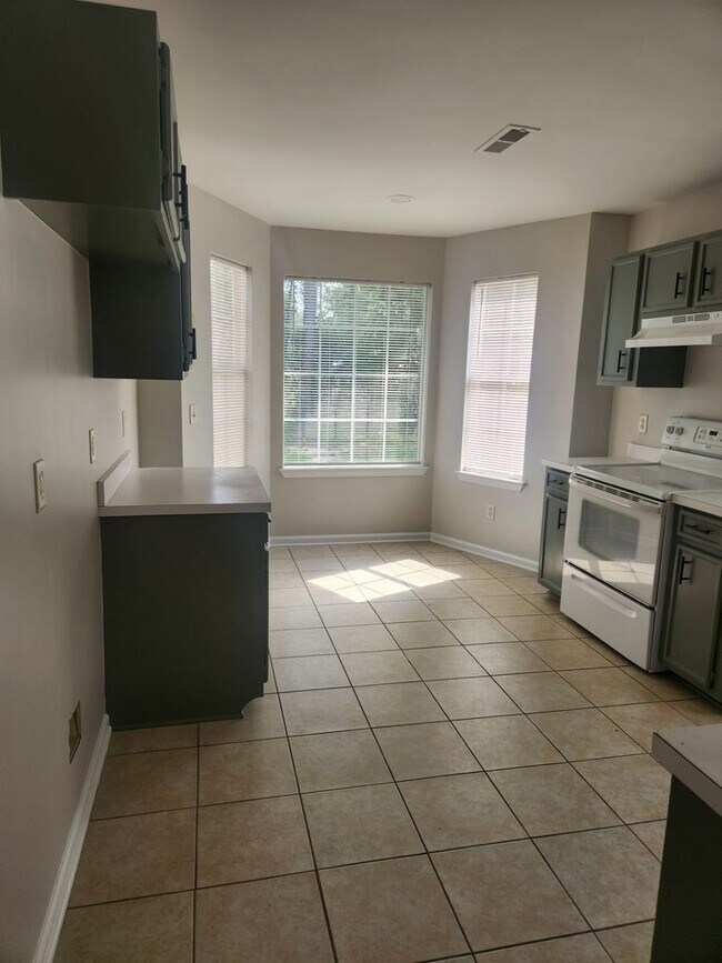 Foto del edificio - Lovely 4 Bedroom 3 Bath Coming Available Now