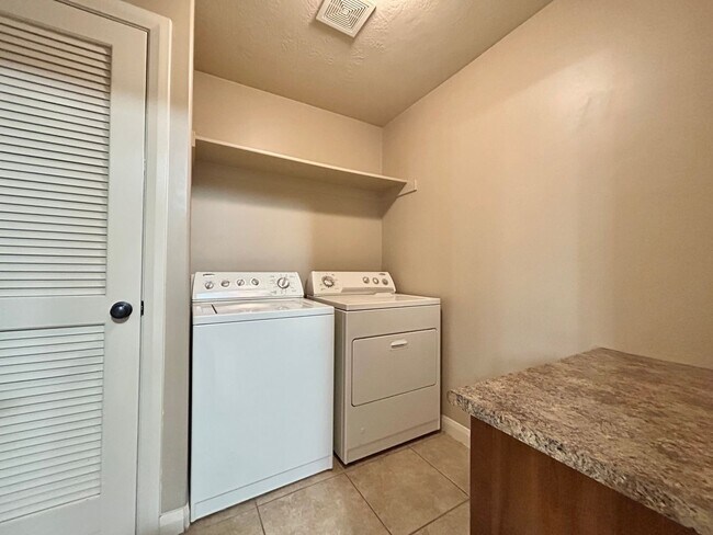 Building Photo - Stunning Cedar Townhome