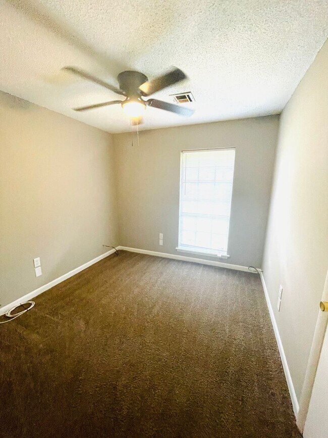 Building Photo - ** 3 Bed 1 Bath located in Chisholm ** Cal...