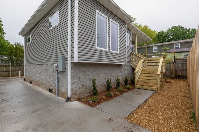 Building Photo - Modern Sylvan Park Home | 2 Bed, 2 Bath | ...