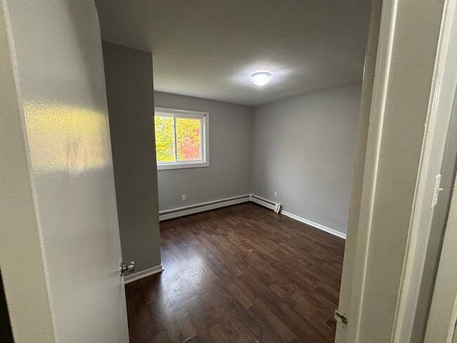 Building Photo - Charming Unit for Lease