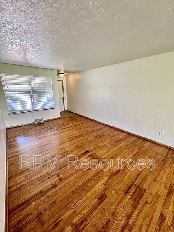 Building Photo - 7116 S Klein Ave