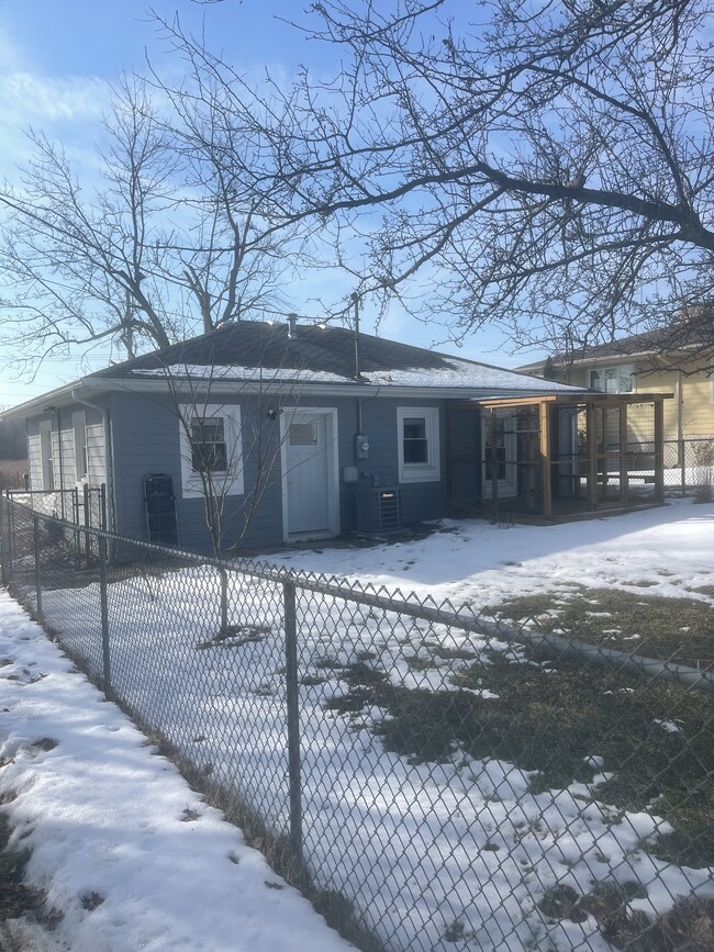 Building Photo - 512 E 77th Ave