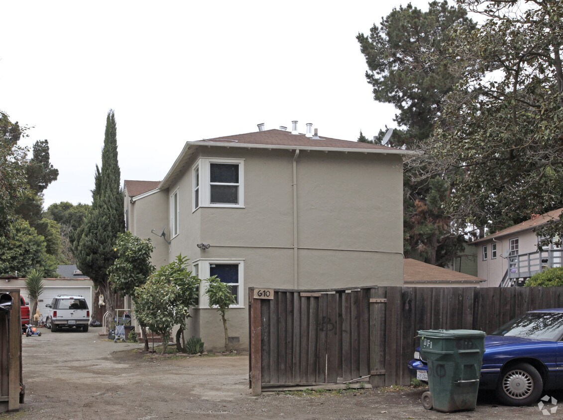Primary Photo - 610 Circle Dr