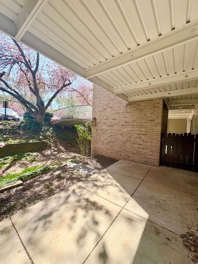 Foto del edificio - Remodeled 2 BR 1BA in Bethesda. Private front patio. Most utilities included.