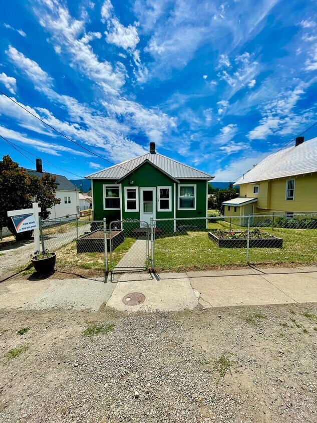 Foto principal - 113 W 3rd St