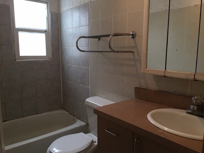 Building Photo - 2 Bedroom 1 Bath in South Denver