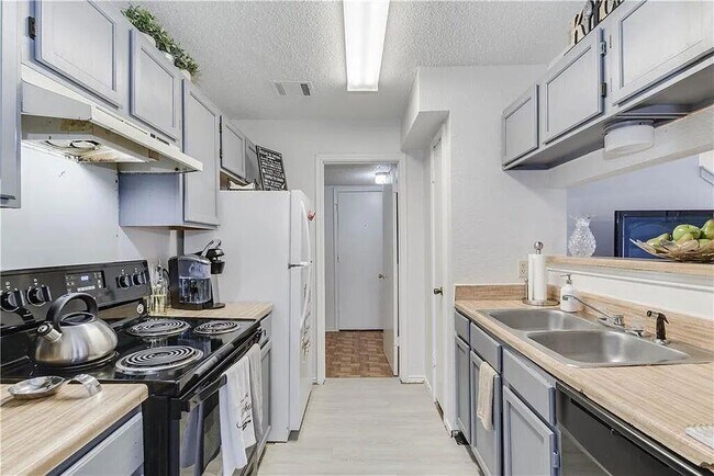 Building Photo - 6900 Hyland Cir