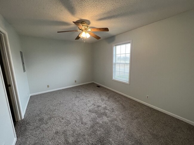 Foto del edificio - 185 Monarch Ln