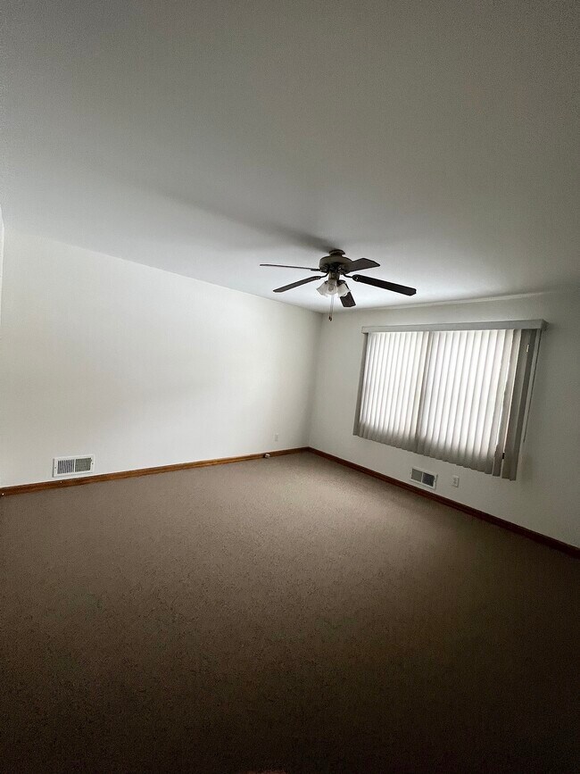 Building Photo - 404 Farnham Ave