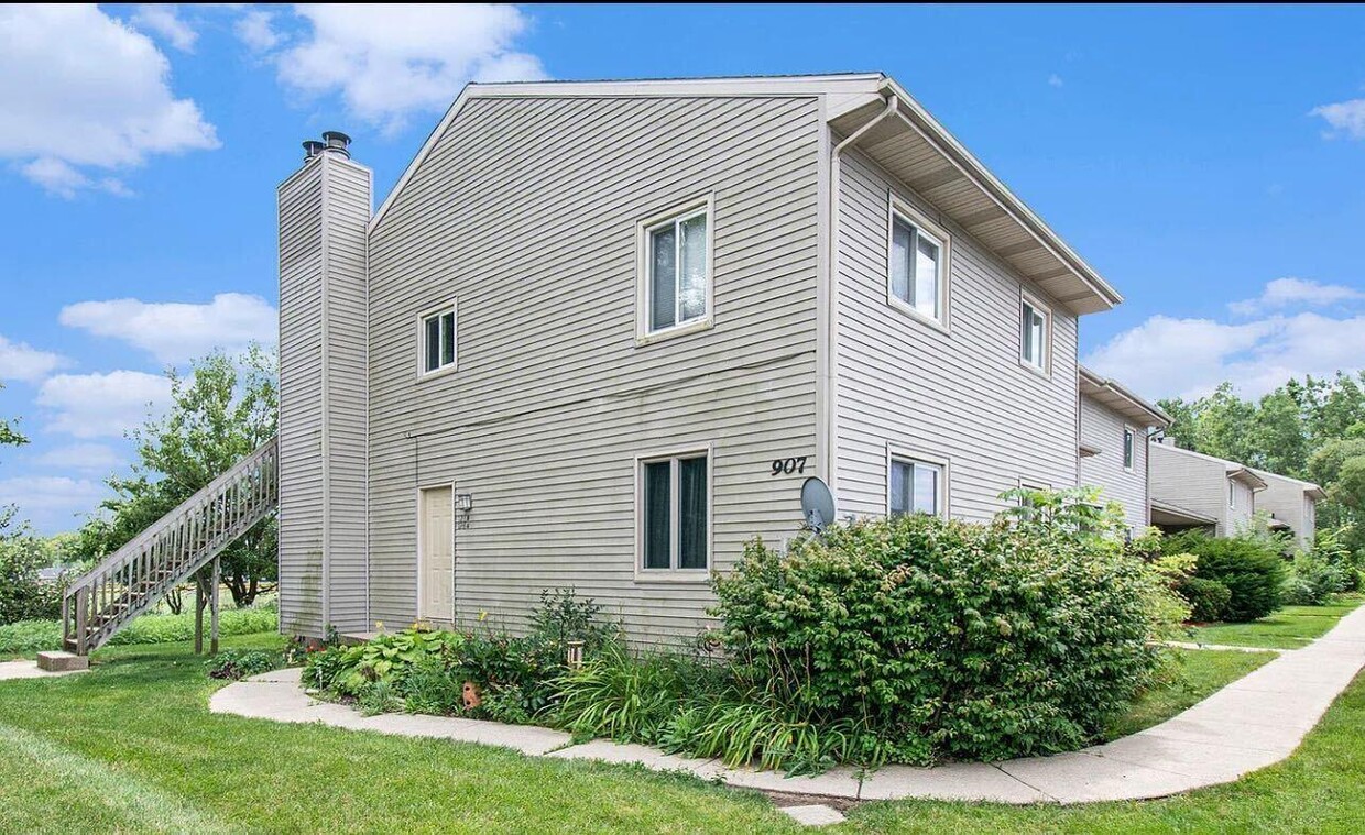 Primary Photo - 907 Registry Dr
