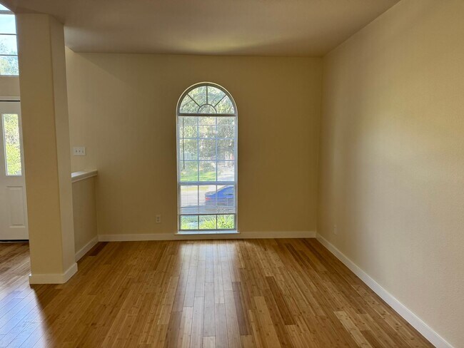 Building Photo - 3 Bedroom/2.5 Bathroom Finesilver Subdivision