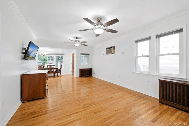 Foto del edificio - 261-11 83rd Ave