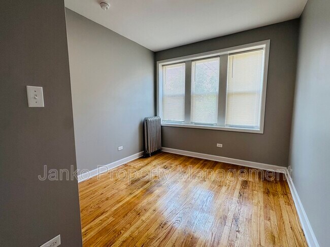 Building Photo - 644 N Mayfield Ave