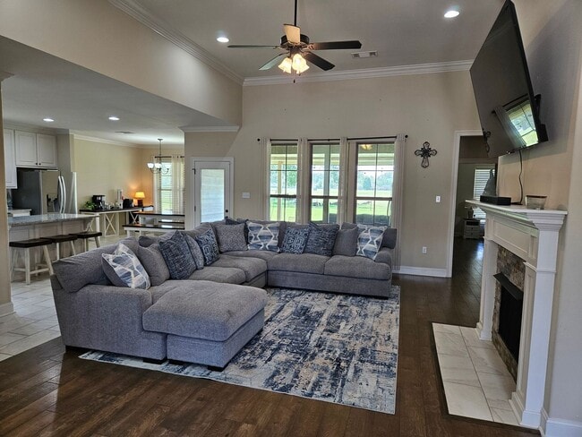 Building Photo - 43283 Pond View Dr
