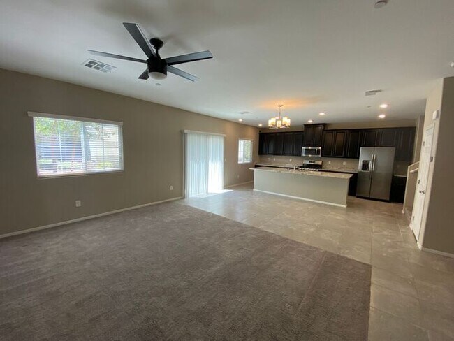 Foto del edificio - Available Now! Spacious 3 bedroom with gar...