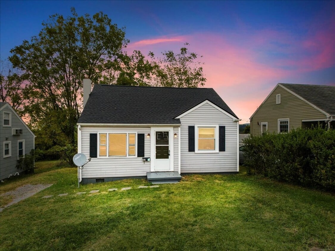 Three Bedroom Available May 11th In Radford - Three Bedroom Available May 11th  In Radford