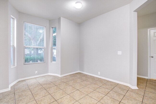 Foto del edificio - 3-Bedroom Townhouse with Open Floor Plan and Spacious Backyard Near Lackland AFB