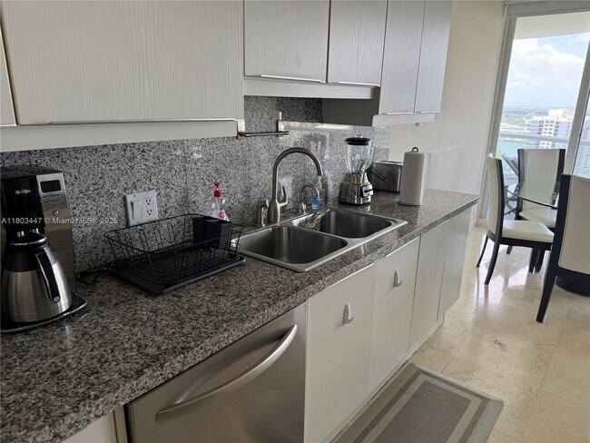 Foto del edificio - 7000 Island Blvd