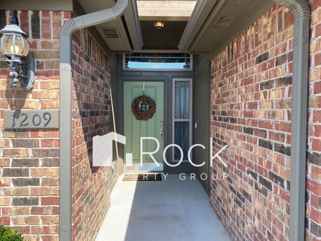 Building Photo - Beautiful 3 Bedroom Home with a Study in Westmoore Area