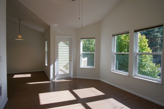 Building Photo - Lair Hill-Spacious & Updated 2-Bed/2-Bath ...