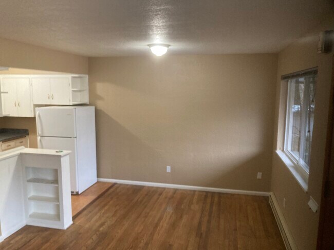 Dining area or workspace - 5320 SE Schiller Street